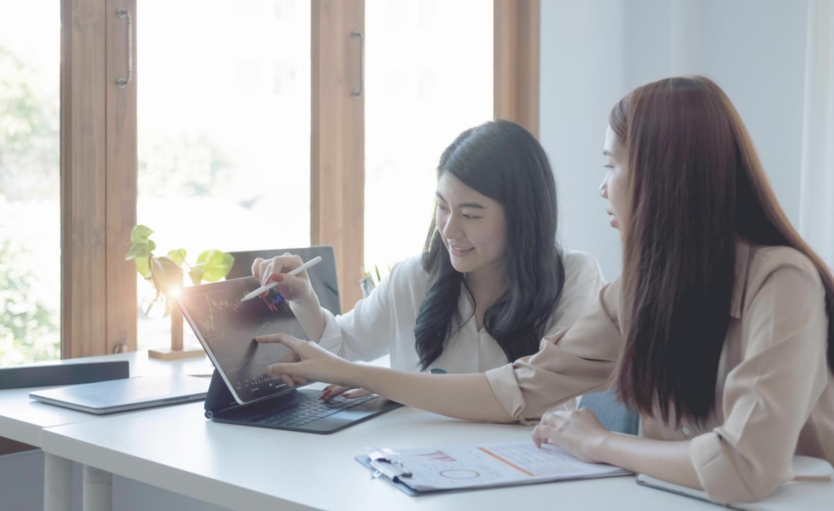 Espacio de trabajo organizado para gestión financiera personal